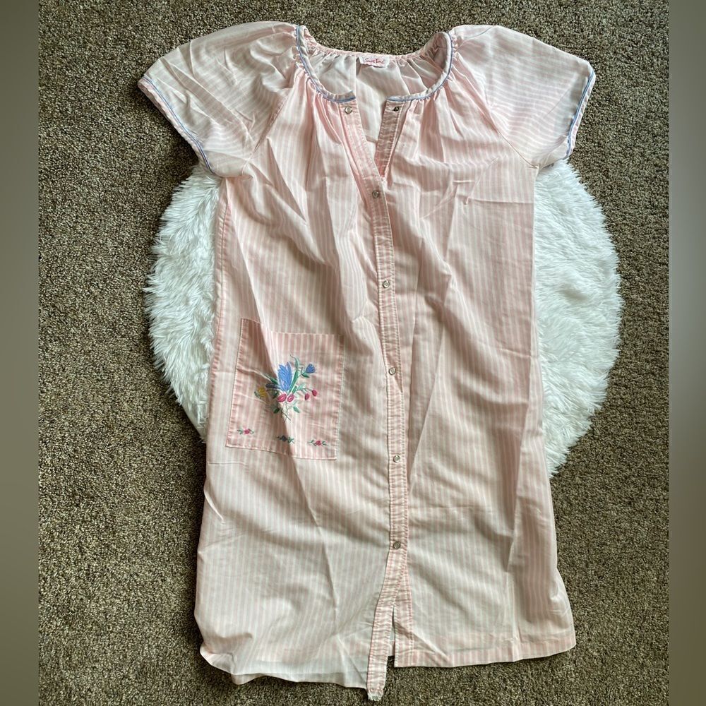 Smart‎ Time Vintage Snap Front Nightgown Pink White Floral Embroidered Pocket